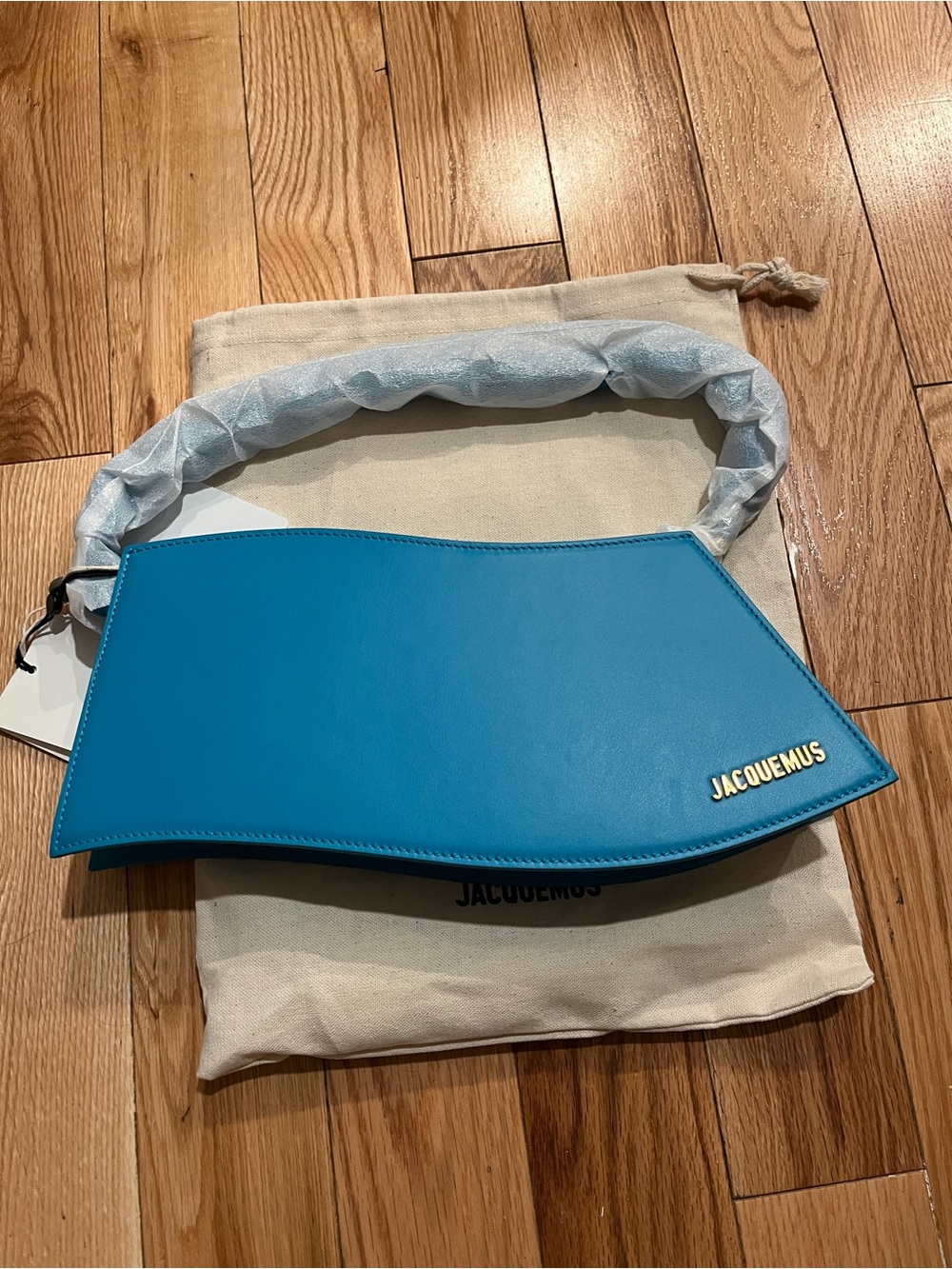 JACQUEMUS
Smooth Calfskin La Vague Turquoise - Picture 8 of 10